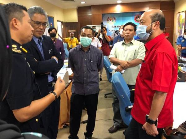 Mukhriz (kanan) ketika meninjau Bilik Gerakan Majlis Keselamatan Negara (MKN) di Kompleks Pentadbiran Kerajaan Persekutuan bagi memastikan operasi menangani pandemik Covid-19 lancar.