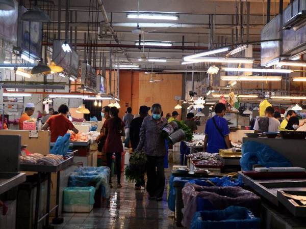 Orang ramai membeli barang-barang keperluan dapur di Pasar Awam Larkin Sentral pagi ini berikutan pengisytiharan Perintah Kawalan Pergerakan selama dua minggu bermula 18 Mac.- Foto Bernama