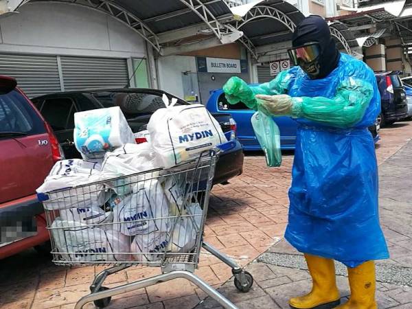 Zamakhsyari pertama kali mengunjungi pasar raya setelah empat hari berturut-turut tidak keluar untuk mendapatkan barangan keperluan sepanjang tempoh PKP.