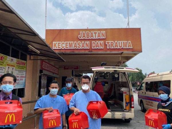 McDonald's Malaysia menyampaikan sumbangan makanan kepada petugas kesihatan.