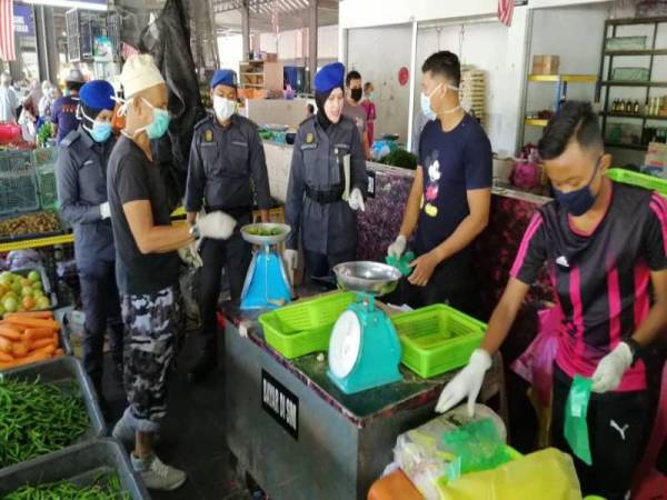 Penguatkuasa KPDNHEP Terengganu membuat pemantuan bagi memastikan bekalan barang keperluan sentiasa mencukup. Foto: KPDNHEP Terengganu