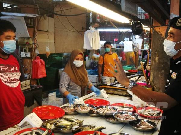 Adzli memantau penjualan ayam dan ikan di pasar awam Taman Keladi hari ini. 