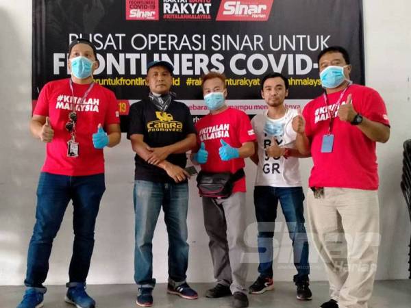 Sebahagian daripada barisan sukarelawan Pusat Operasi Sinar Untuk Frontliners Covid-19.