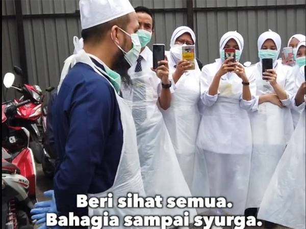 Ebit menyantuni para petugas kesihatan dan memberi nasihat untuk mereka kekal bersemangat menjalankan tugas. -Foto: Facebook Ebit Lew