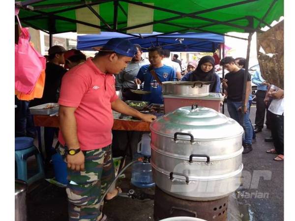 Muhammad Afzan yang berniaga di Seksyen 15, Shah Alam kini terputus sumber pendapatan selepas pelaksanaan Perintah Kawalan Pergerakan.