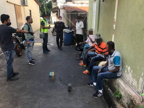 Lima lelaki ditahan ketika sedang leka minum arak di tepi sebuah kedai bunga pagi tadi.