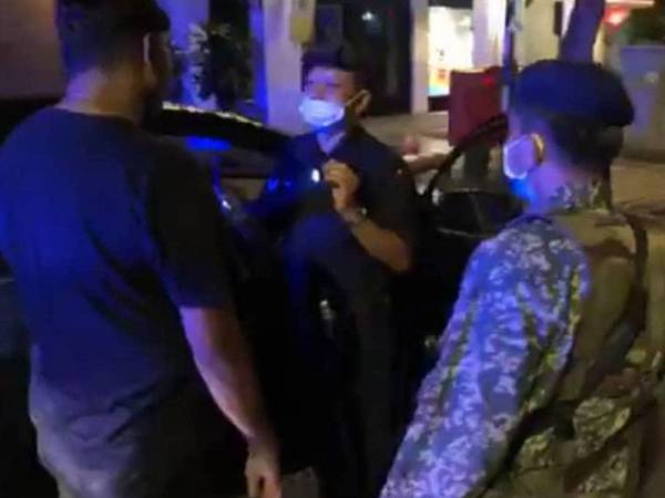 Polis dan anggota Angkatan Tentera Malaysia sedang memeriksa lelaki tersebut malam tadi.