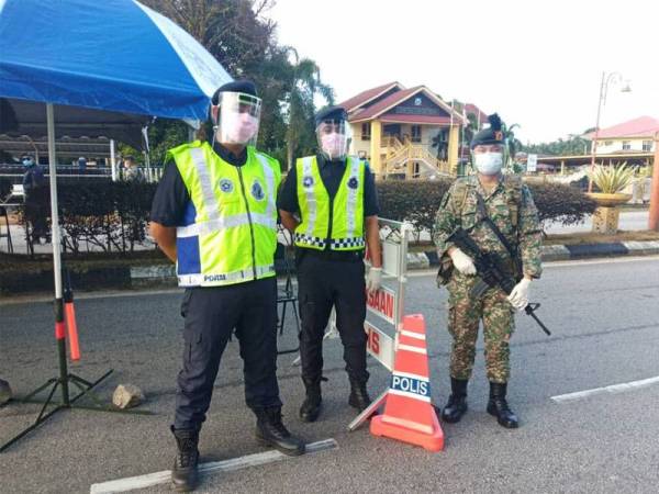 Pasukan keselamatan di Hulu Terengganu memakai pelindung muka yang dihasilkan sendiri.