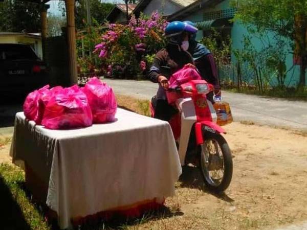 Kelab Sukarelawan Prihatin Kelantan (VIC) mengambil pendekatan menggunakan kaedah pandu lalu bagi mengagihkan bantuan makanan kepada golongan asnaf di sini.