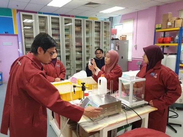 Pasukan Fast LaB Usim sedang menghasilkan cecair pembasmi kuman.