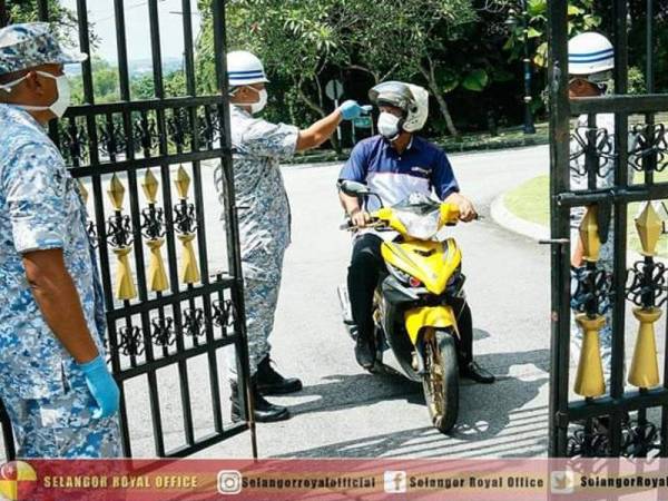 Semua pelawat dan juga kontraktor yang bertugas di kawasan istana diperiksa di pintu masuk utama bagi mengenalpasti tahap kesihatan mereka.