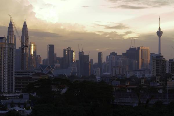 Kelihatan suasana jalan raya masih lengang ketika tinjauan pelaksanaan Perintah Kawalan Pergerakan (PKP). -Foto Bernama