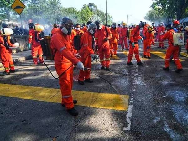 Operasi sanitasi oleh DBKL dan Alam Flora hari ini di kawasan Sri Petaling.