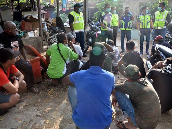 Kesemua lelaki warga tempatan didapati melanggar PKP dengan melepak di pondok nelayan tadi.