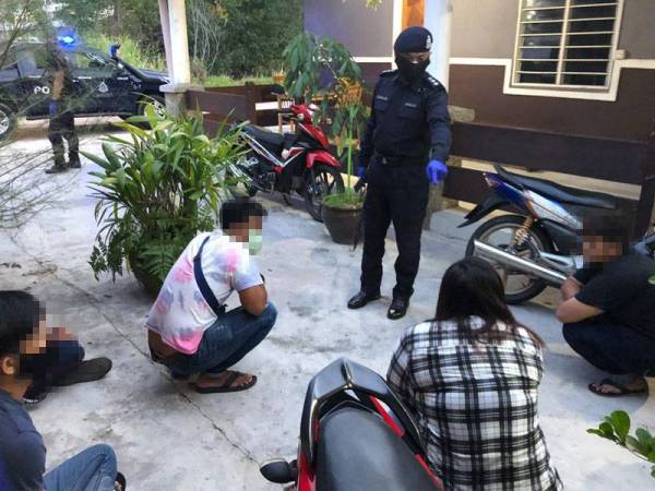 Selamba Melepak Buat Bising Depan Rumah