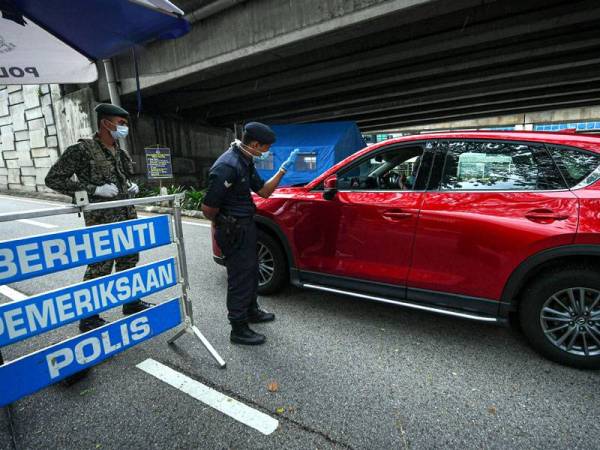 Anggota polis dan tentera giat melakukan sekatan jalanraya ketika tinjauan berkenaan Perintah Kawalan Pergerakan- FOTO: BERNAMA