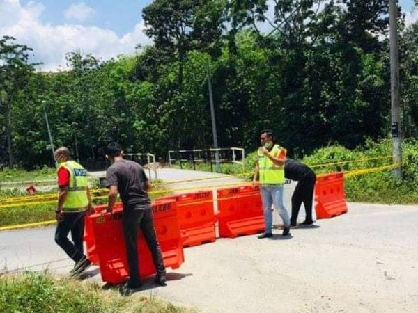 Polis menutup beberapa jalan kampung di Kuala Klawang.