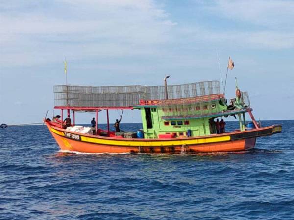 Bot nelayan Kelas C yang dinaiki mangsa ditemukan selamat di Perairan Pahang, petang, semalam ( Foto: Ehsan APMM Terengganu).