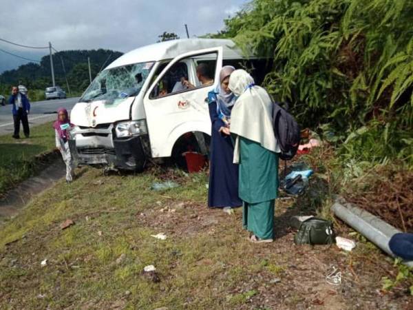 Doktor, bayi maut van kesihatan dinaiki terbabas