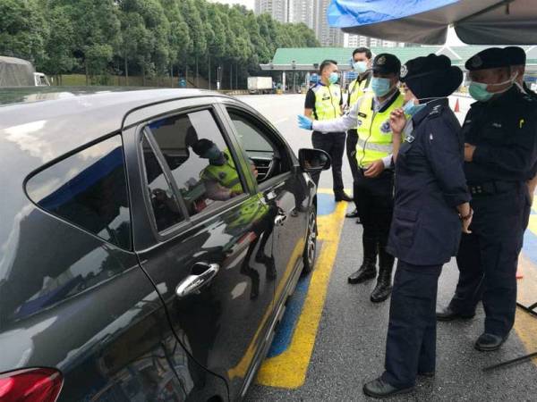 Asmawati meninjau kelancaran trafik di Plaza Tol Jalan Duta semalam.