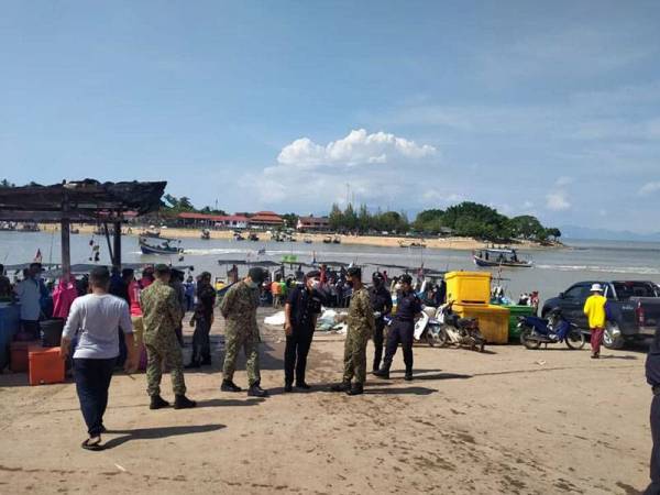 Pemantauan ke Pasar Bisik Kuala Muda turut dilakukan anggota polis dan tentera yang bertugas ketika PKP dikuat kuasakan.