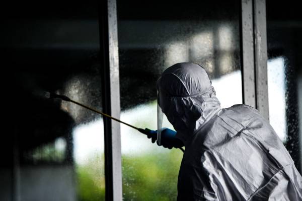 Anggota Jabatan Bomba dan Penyelamat Kota Samarahan menjalankan proses penyahkuman atau disinfeksi di dalam Masjid Taman Desa Ilmu Kota Samarahan hari ini sebagai langkah pencegahan penularan Covid-19. -Foto Bernama