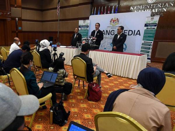 Ketua Pengarah Kesihatan Datuk Dr Noor Hisham Abdullah (tengah) ketika sidang media harian berkaitan jangkitan COVID-19 di Kementerian Kesihatan hari ini. - Foto Bernama