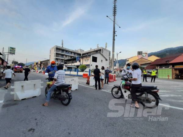 Pihak berkuasa menerangkan mengenai penutupan jalan kepada pembeli. 