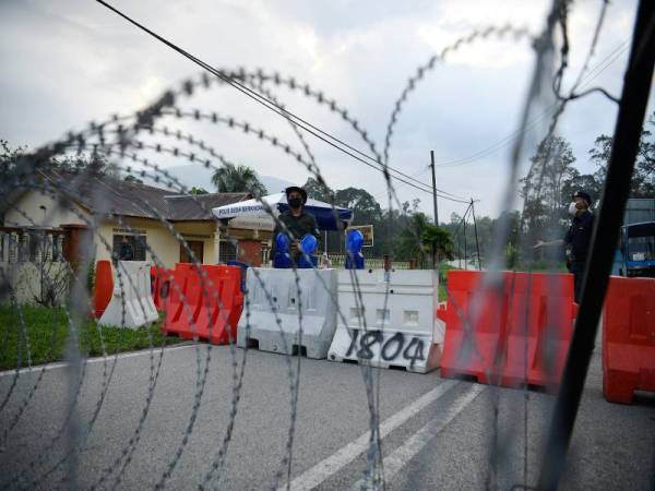 Sekatan jalan raya yang dilakukan Polis Diraja Malaysia (PDRM) di Kampung Sungai Lui Batu 21 hari ini.-Foto BERNAMA