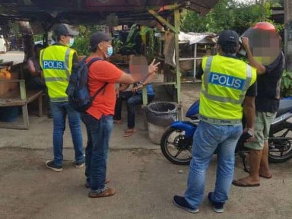 Antara yang ditahan dalam pemantauan Ops Covid-19 semalam.