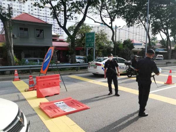 Seorang pemandu berusia 23 tahun ditahan selepas merempuh sekatan jalan raya di Tol PJS 2, Petaling Jaya, semalam.