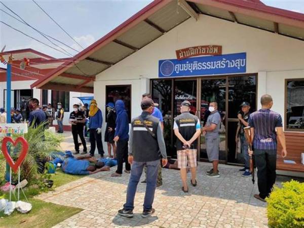 Pihak keselamatan mengawal banduan yang berjaya ditangkap semula selepas rusuhan di Penjara Buri Ram, Thailand. - Foto Sumber Internet