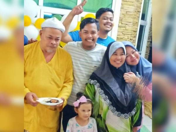 Noridayu (kanan) bersama ibu, bapa dan ahli keluarganya.