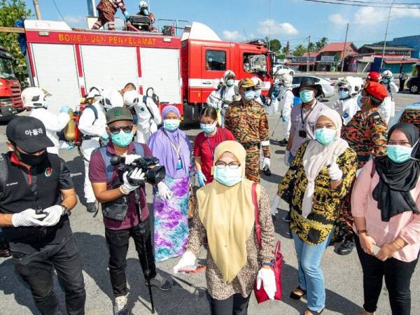 Pengamal media yang menyertai operasi nyah cemar di Pengkalan Chepa hari ini turut mengutamakan aspek keselamatan diri.