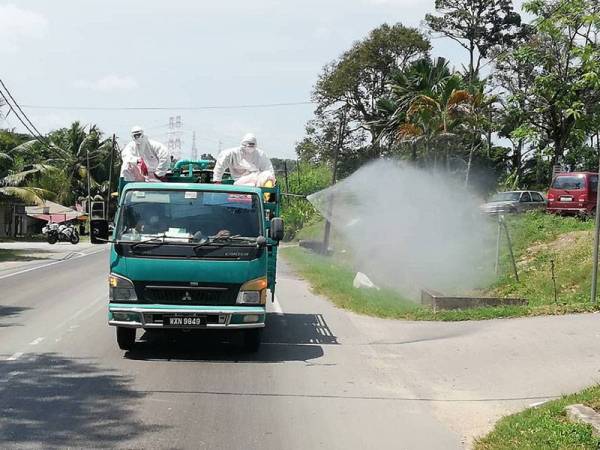 Pihak SWM Environment dan bomba dengan kerjasama agensi lain melakukan kerja-kerja Operasi Sanitasi Awam Covid-19 di Kampung Sinaran Baru, Kempas Johor, hari ini.