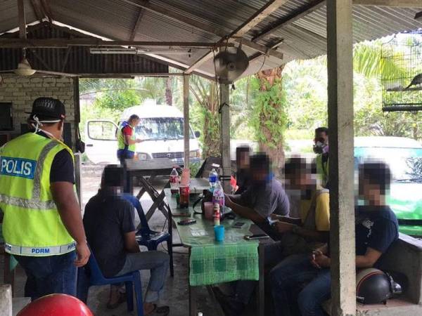 Lima lelaki ditahan kerana ingkar PKP dengan melepak dan minum air ketum di sebuah pondok di Pasir Salak hari ini. Foto: PDRM