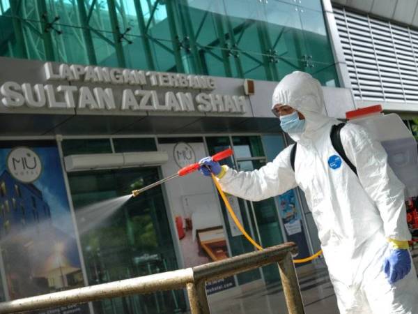 Pasukan Unit Khas Bahan Kimia Berbahaya (HAZMAT) Bomba Perak melakukan proses penyahkuman atau disinfeksi. -Foto Bernama