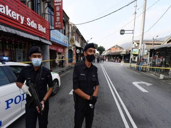 Anggota polis mengawal Jalan Ayer Itam di Georgetown menuju ke Pasar Awam Ayer Itam apabila jalan berkenaan ditutup kepada trafik bermula 6 pagi tadi bagi mengelakkan kenderaan persendirian daripada memasuki kawasan itu. Foto: Bernama