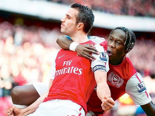 Sagna (kanan), meraikan jaringan bersama Van Persie pada musim 2012 lalu. - Foto : Getty Images