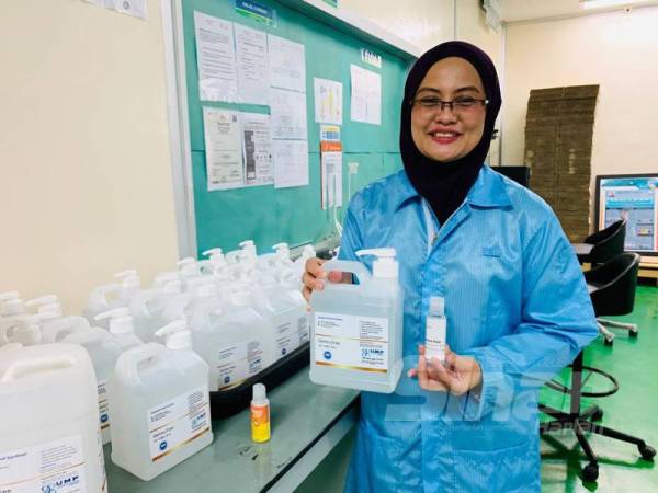 Dr Mimi Sakinah menunjukkan produk cecair pembunuh kuman, Germs Free Hand Sanitizer hasil inovasi penyelidik UMP yang kini mendapat permintaan tinggi ekoran penularan wabak Covid-19.