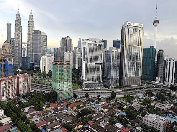 Pemandangan satu-satunya kampung di tengah bandaraya Kuala Lumpur. - Foto Bernama