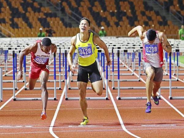 Rayzam Syah Wan Sofian (berjersi kuning) bersaing untuk pertandingan 110m lelaki pada Sukan Sea 2019 di Stadium Athlectics di New Clark City. - Foto FAIHAN GHANI / The Star.
