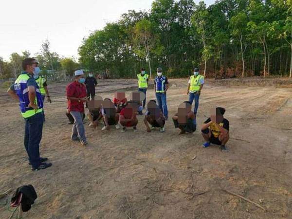 Sembilan lelaki Rohingya ditahan kerana melanggar PKP untuk bermain sepak takraw di Langkawi semalam.