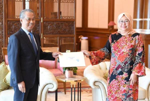 Perdana Menteri, Tan Sri Muhyiddin Yassin menyerahkan surat pelantikan sebagai Penasihat kepada Perdana Menteri mengenai Penasihat Kesihatan Awam kepada Tan Sri Dr Jemilah Mahmood di pejabat beliau di Bangunan Perdana Putra hari ini. - Foto BERNAMA