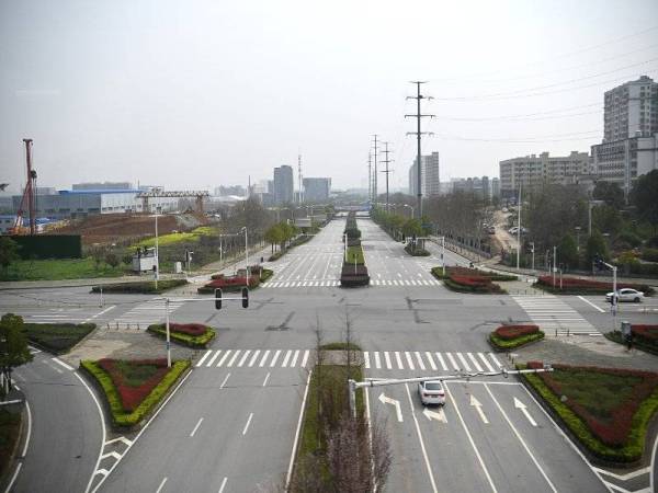 Jalan raya di sekitar bandar Wuhan lengang susulan ancaman Covid-19 ketika arahan 'lockdown' dilaksanakan. - Foto AFP