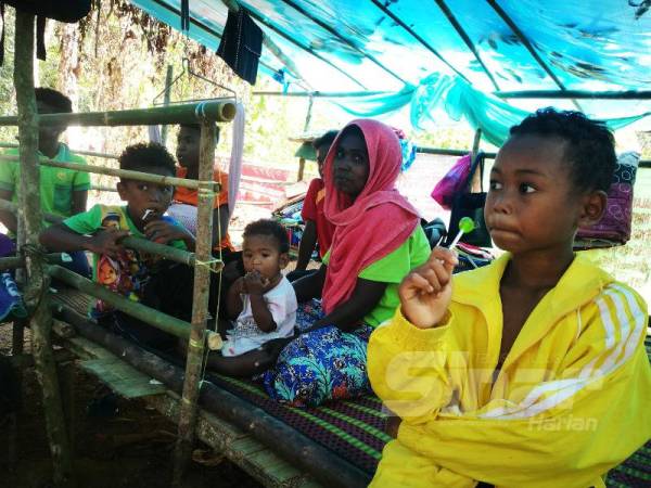 Norma Awang Besar, 39, bersama suami dan lapan anak berpindah ke tepi sungai sejak 18 Mac lalu. 