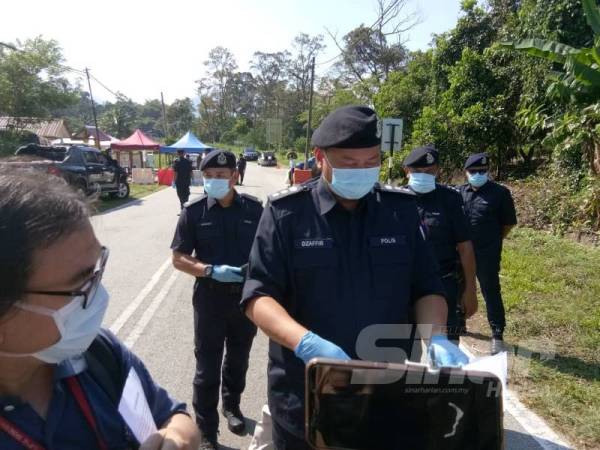 Ahmad Dzaffir ketika melakukan pemantauan di kawasan yang terlibat dengan PKPD di Sungai Lui.