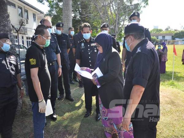 Roslee (kanan) sedang memberi penerangan tentang Khemah Sanitasi (Disinfection) kepada Pengarah Jabatan Kesihatan Terengganu, Dr Nor Azimi Yunus (dua dari kanan) di Ibu Pejabat Polis Daerah (IPD) Kuala Terengganu di sini petang semalam.