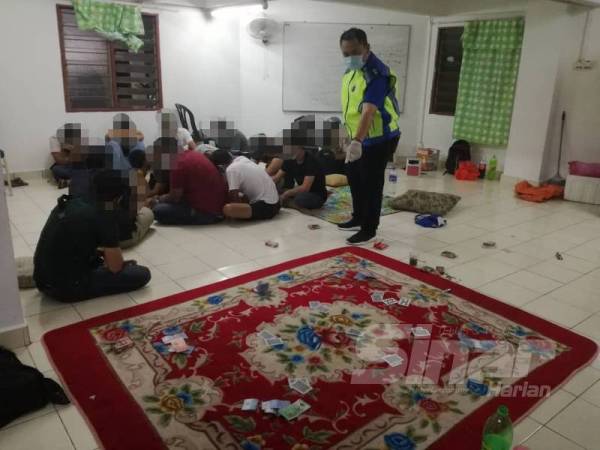 Antara yang ditahan ketika sedang bermain judi daun terup di sebuah rumah di sebuah pangsapuri di Seksyen 24, Shah Alam, semalam. 