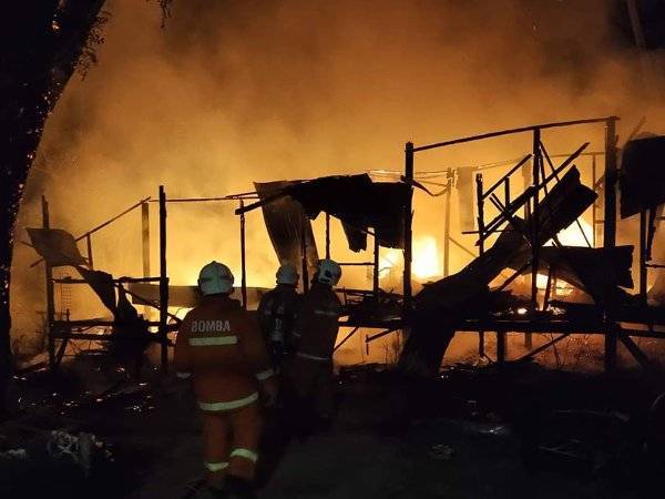 Anggota bomba memadam kebakaran rumah di Jalan Kampung Jawa di sini awal pagi tadi. -Foto: JBPM Pahang